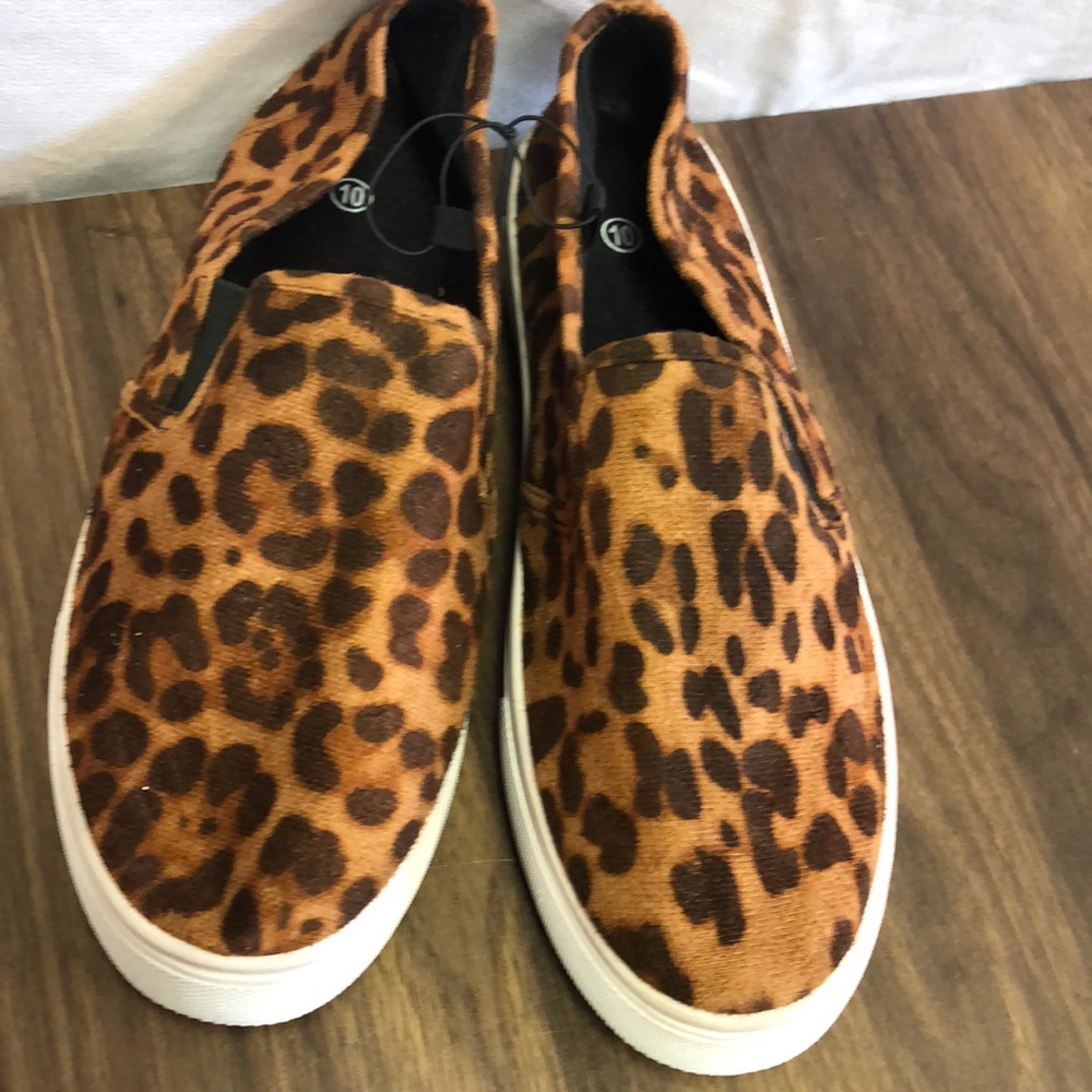 Women’s animal print flats size 10 new without the tags